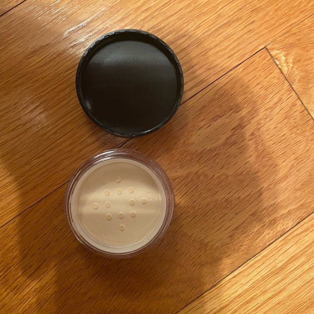 NWT YC Collection Loose Setting Powder In #213 Light To Medium Skin!